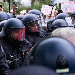 Ein Polizist hat bei einer Propalästinensischen Demonstrationen am 77. Nakba-Tag rote Farbe auf dem Visier. 