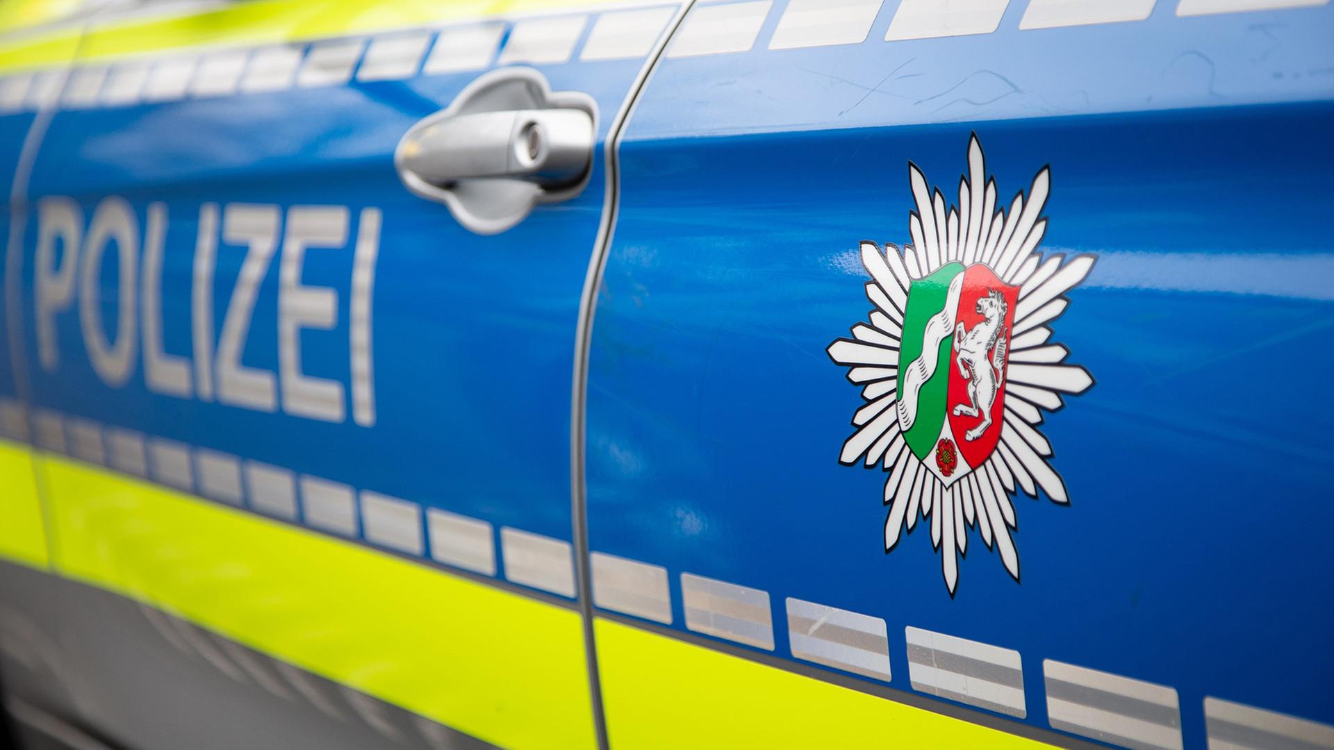  Blick auf ein Emblem der Polizei in NRW an einem Polizeiauto. | dpa