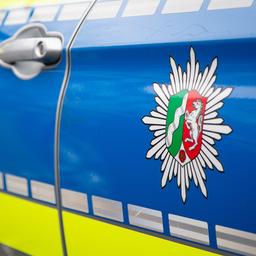  Blick auf ein Emblem der Polizei in NRW an einem Polizeiauto.