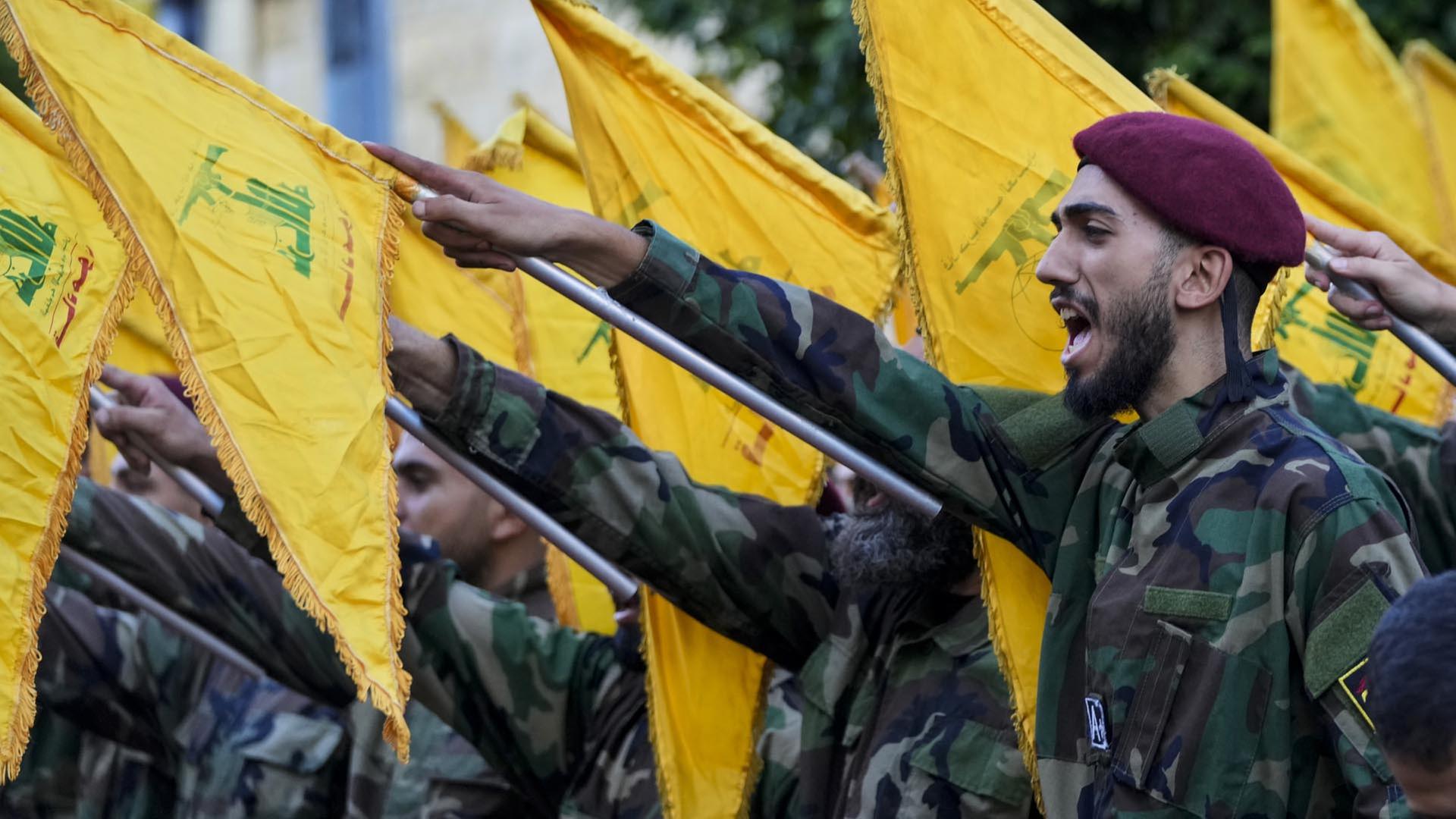 Hisbollah-Mitglieder hissen Fahnen am Trauerzug für zwei Hisbollah-Kommandeure (September 2024) | dpa
