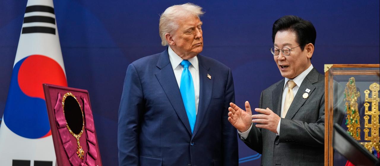 Donald Trump schaut Lee Jae Myung an, neben den beiden steht der höchste Verdienstorden Südkoreas. | dpa Donald Trump schaut Lee Jae Myung an, neben den beiden steht der höchste Verdienstorden Südkoreas.