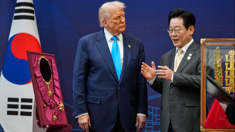 Donald Trump schaut Lee Jae Myung an, neben den beiden steht der höchste Verdienstorden Südkoreas.
