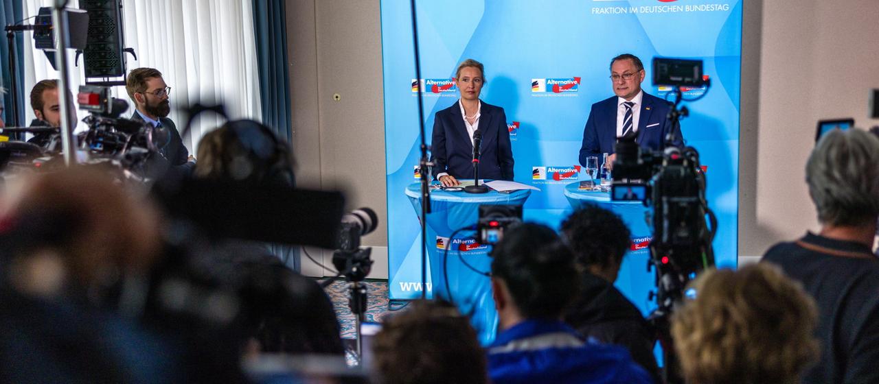 Alice Weidel und Tino Chrupalla sprechen bei einer Pressekonferenz zum Abschluss der Klausur der AfD-Bundestagsfraktion.