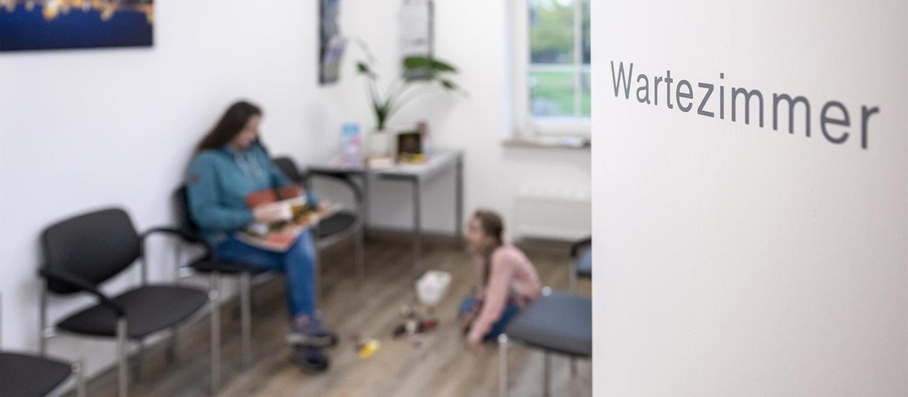 Patienten in einem Wartezimmer.