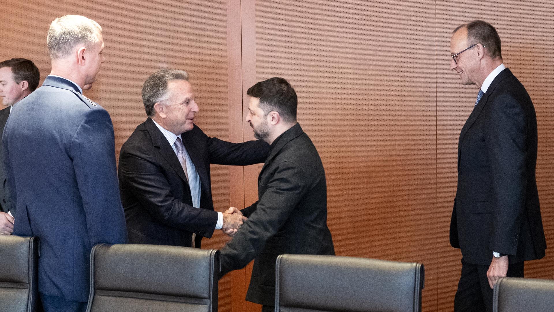 Selenskyj plädiert für Einfrieren des Frontverlaufs