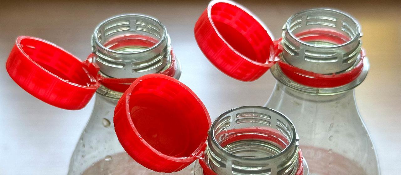 Fest verbundene Deckel nerven Verbraucher beim Trinken