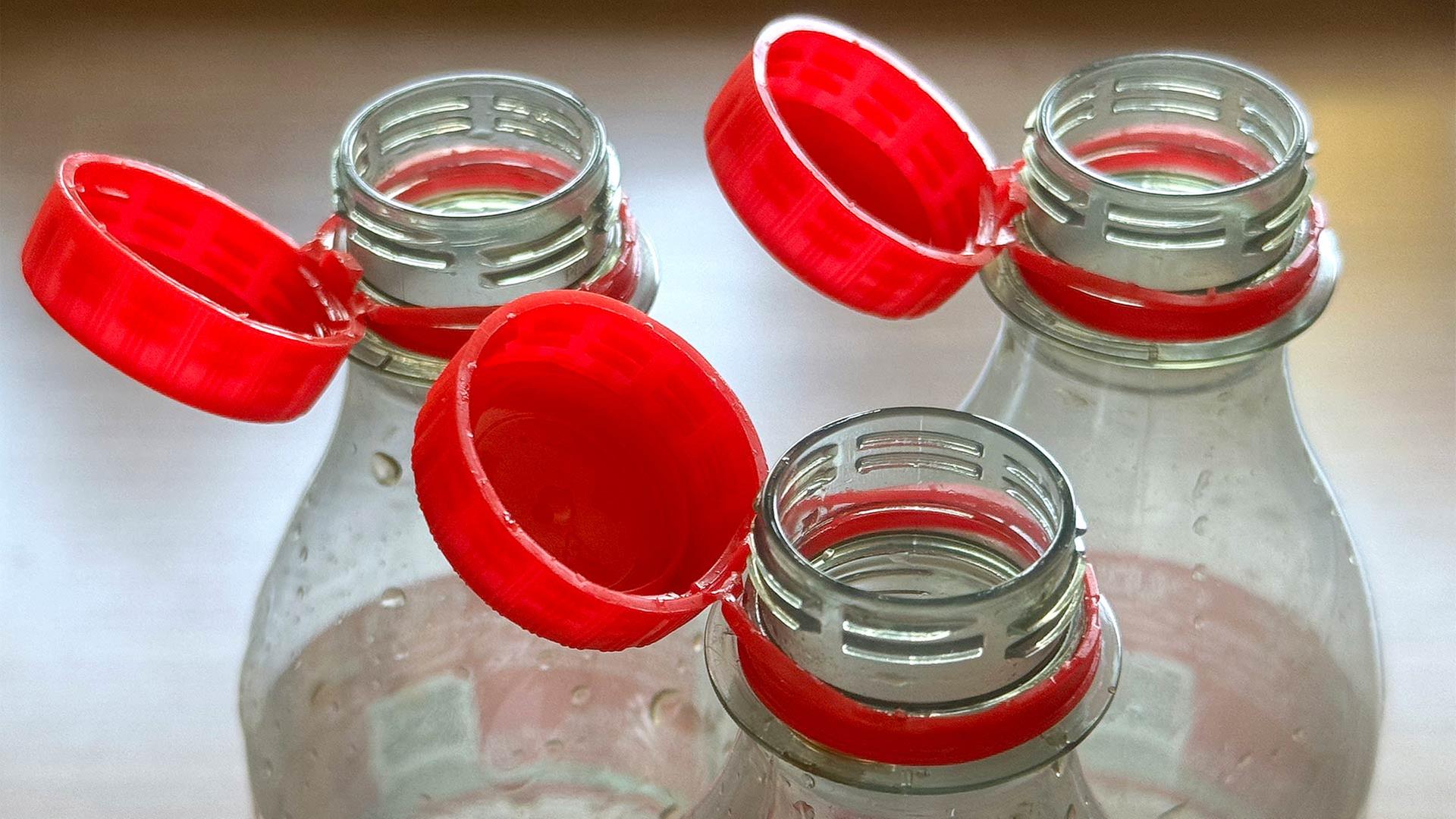 Fest verbundene Deckel nerven Verbraucher beim Trinken