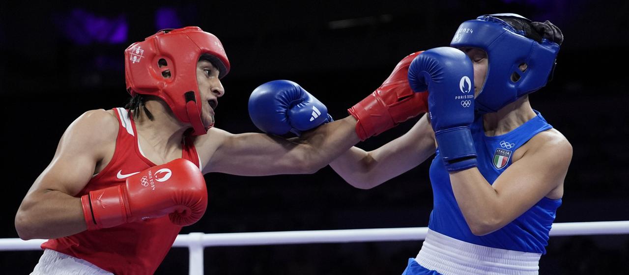Imane Khelif und Angela Carini während eines Boxkampfs bei den Olympischen Spielen in Paris