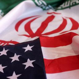 Die Flaggen der USA und des Iran.