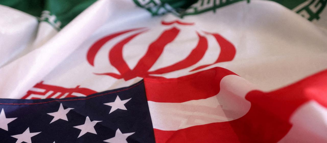 Die Flaggen der USA und des Iran.