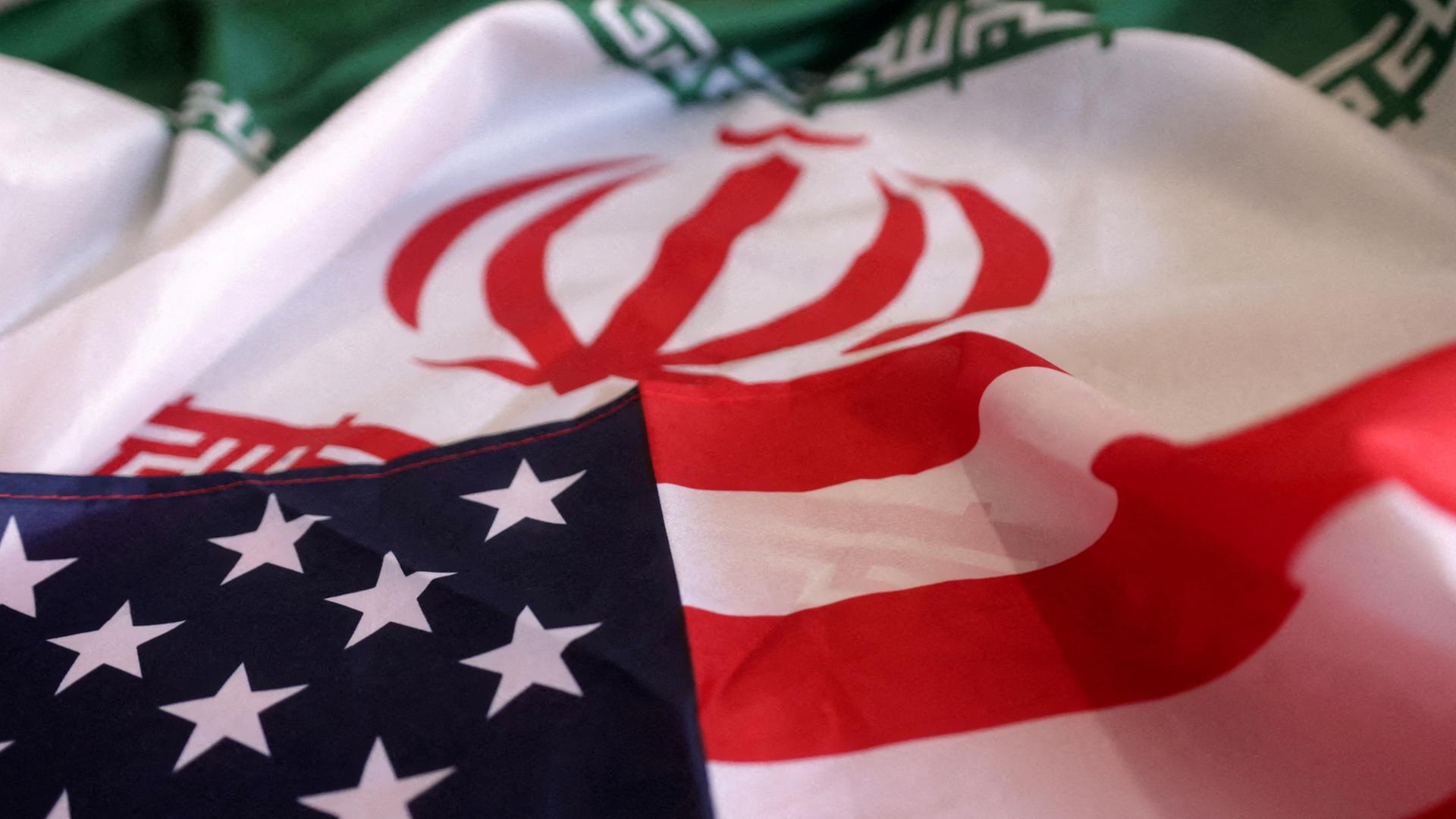 Die Flaggen der USA und des Iran. | REUTERS