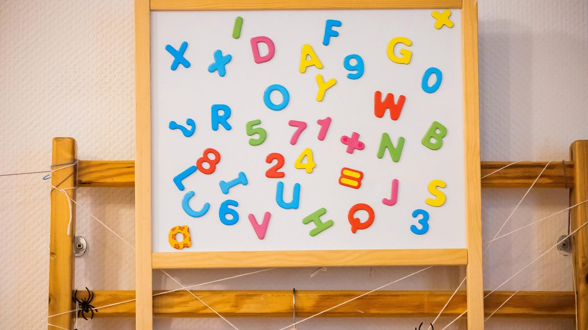 Eine Tafel mit Buchstaben und Zahlen in einer Kita. | dpa Bildfunk, Christoph Soeder