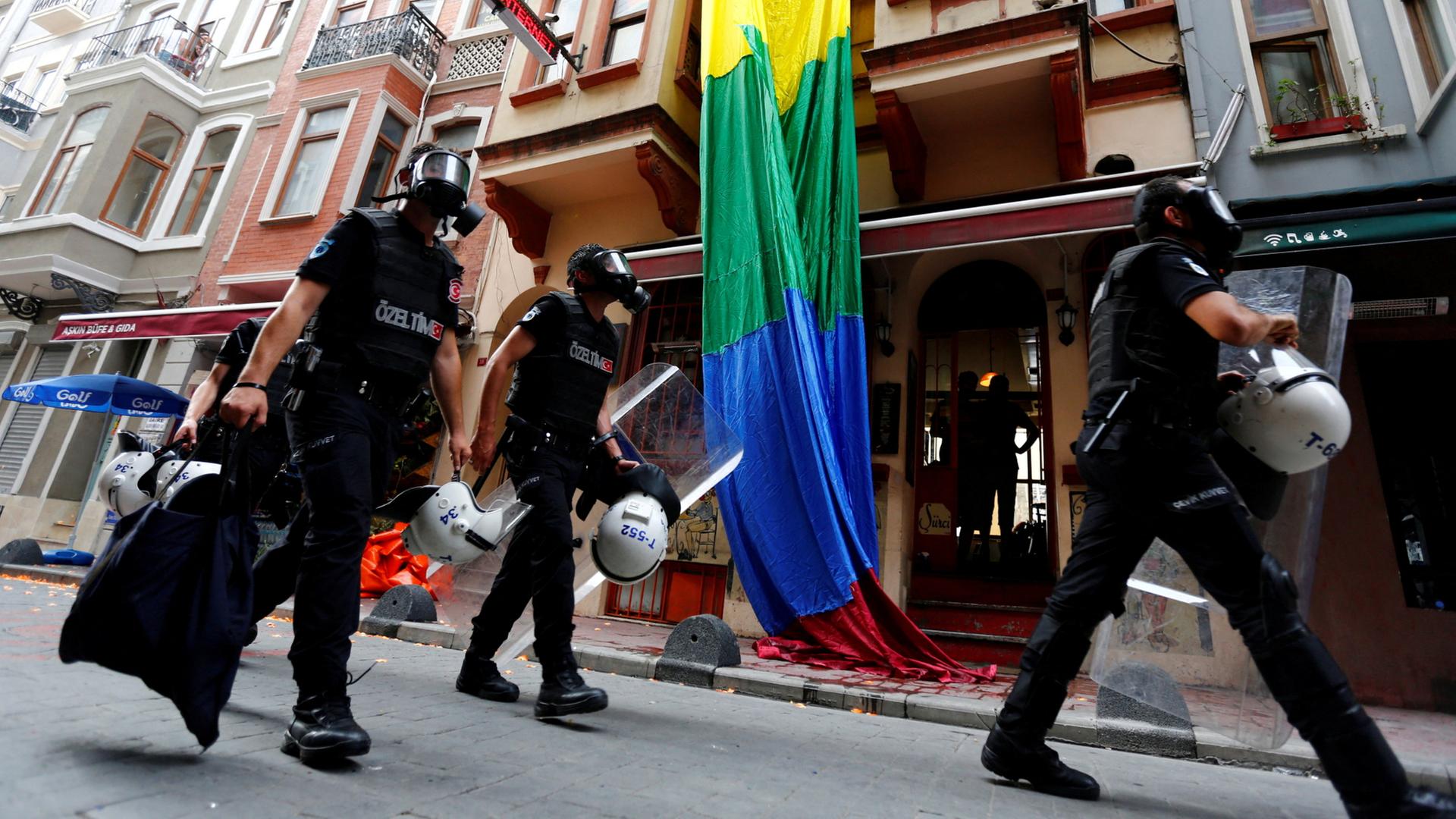 Schock und Trotz nach Razzien gegen LGBTQ-Vereine in der Türkei