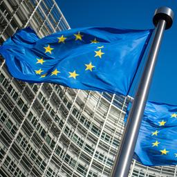 Flaggen der Europäischen Union wehen im Wind vor dem Berlaymont-Gebäude, dem Sitz der Europäischen Kommission.