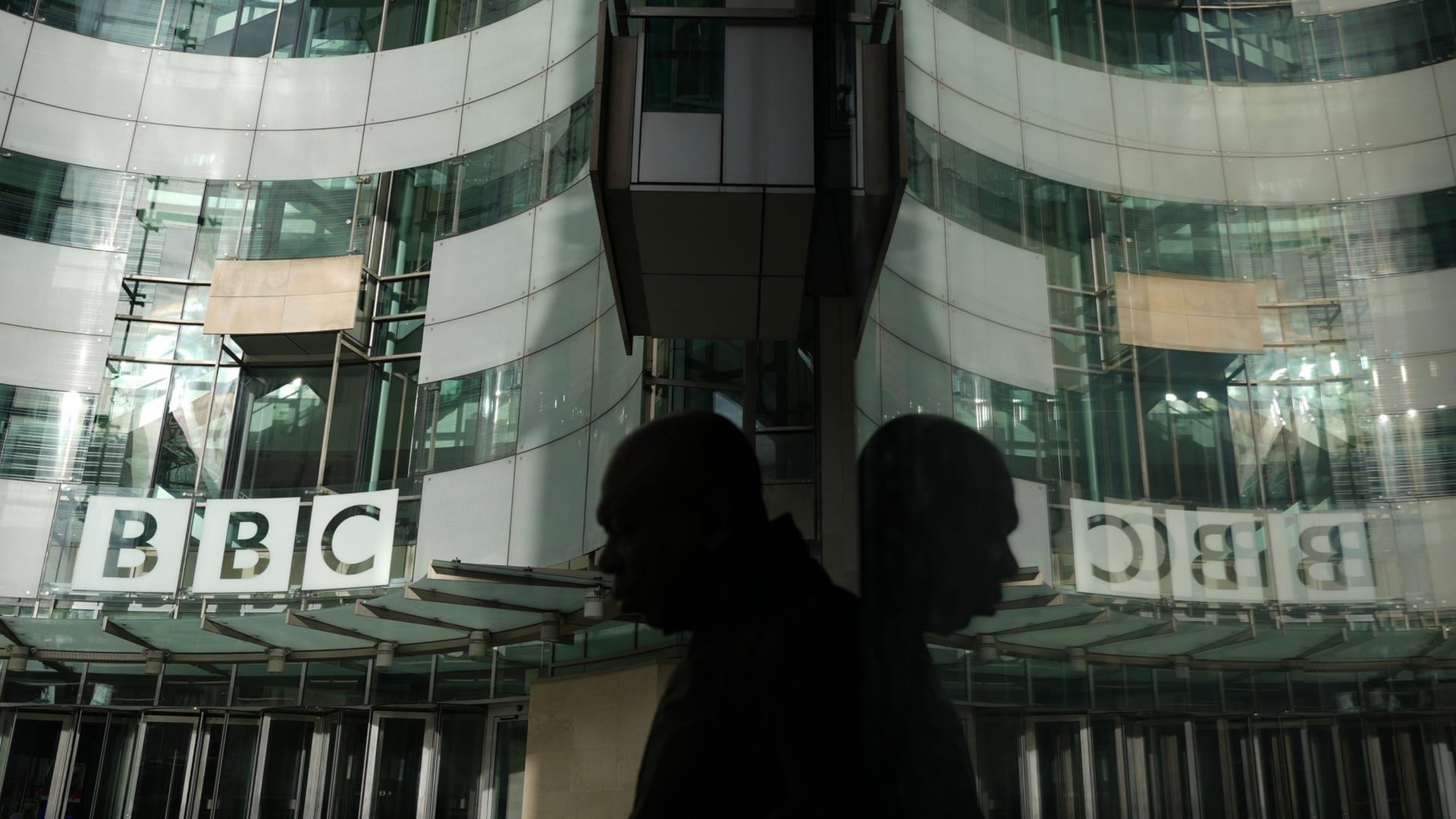 Ein Mensch geht am BBC-Hauptsitz in London vorbei | AP