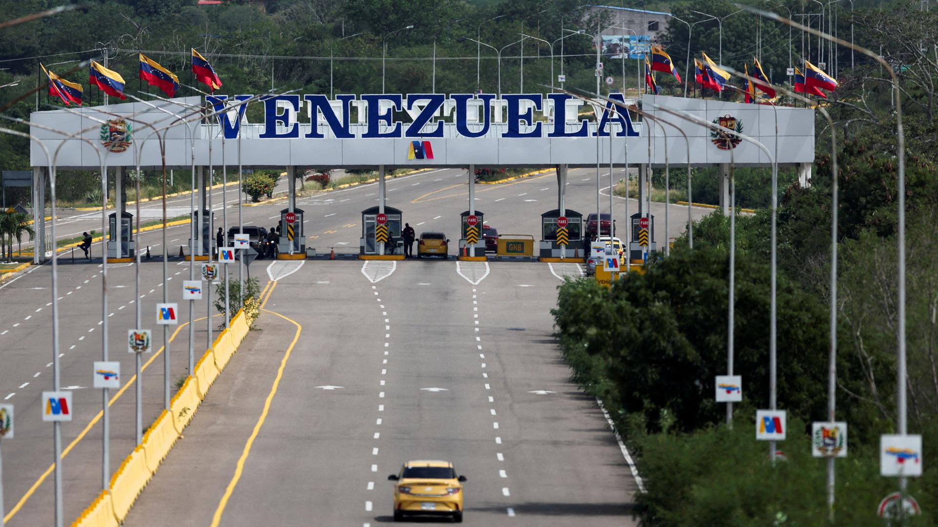 Ein Auto fährt in Cucuta an der Tienditas-Brücke an der Grenze zwischen Venezuela und Kolumbien. | REUTERS