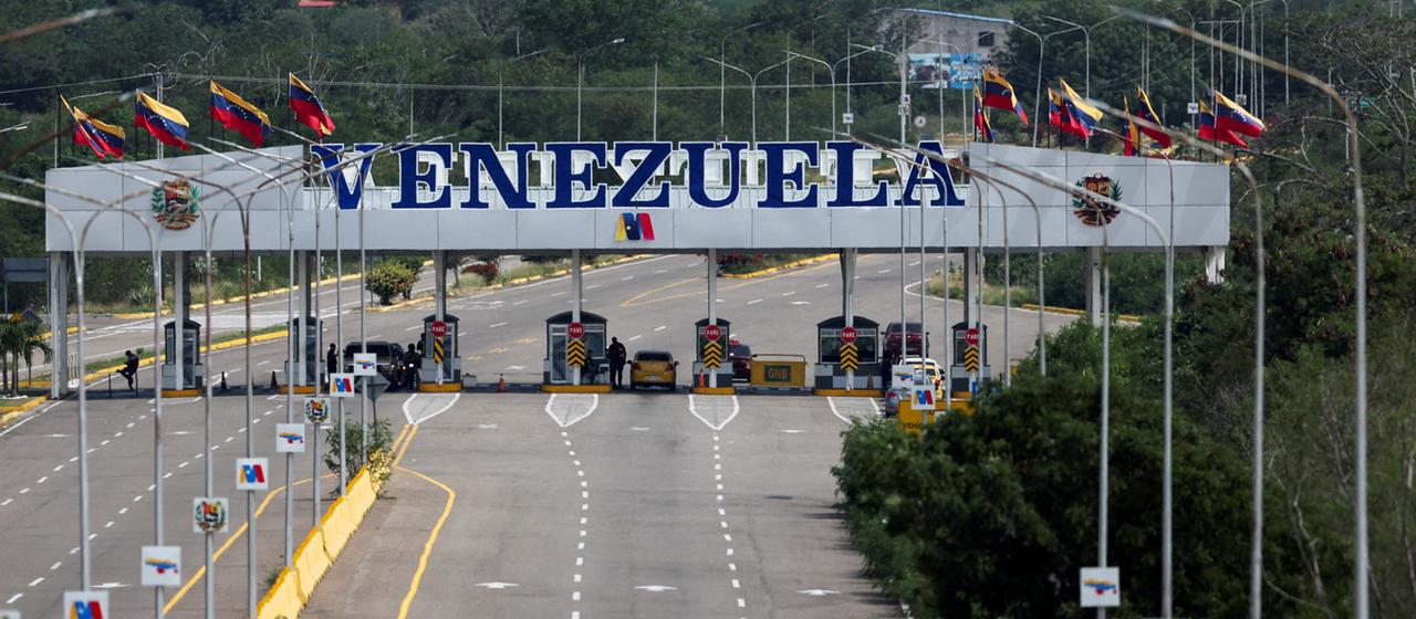 Ein Auto fährt in Cucuta an der Tienditas-Brücke an der Grenze zwischen Venezuela und Kolumbien.