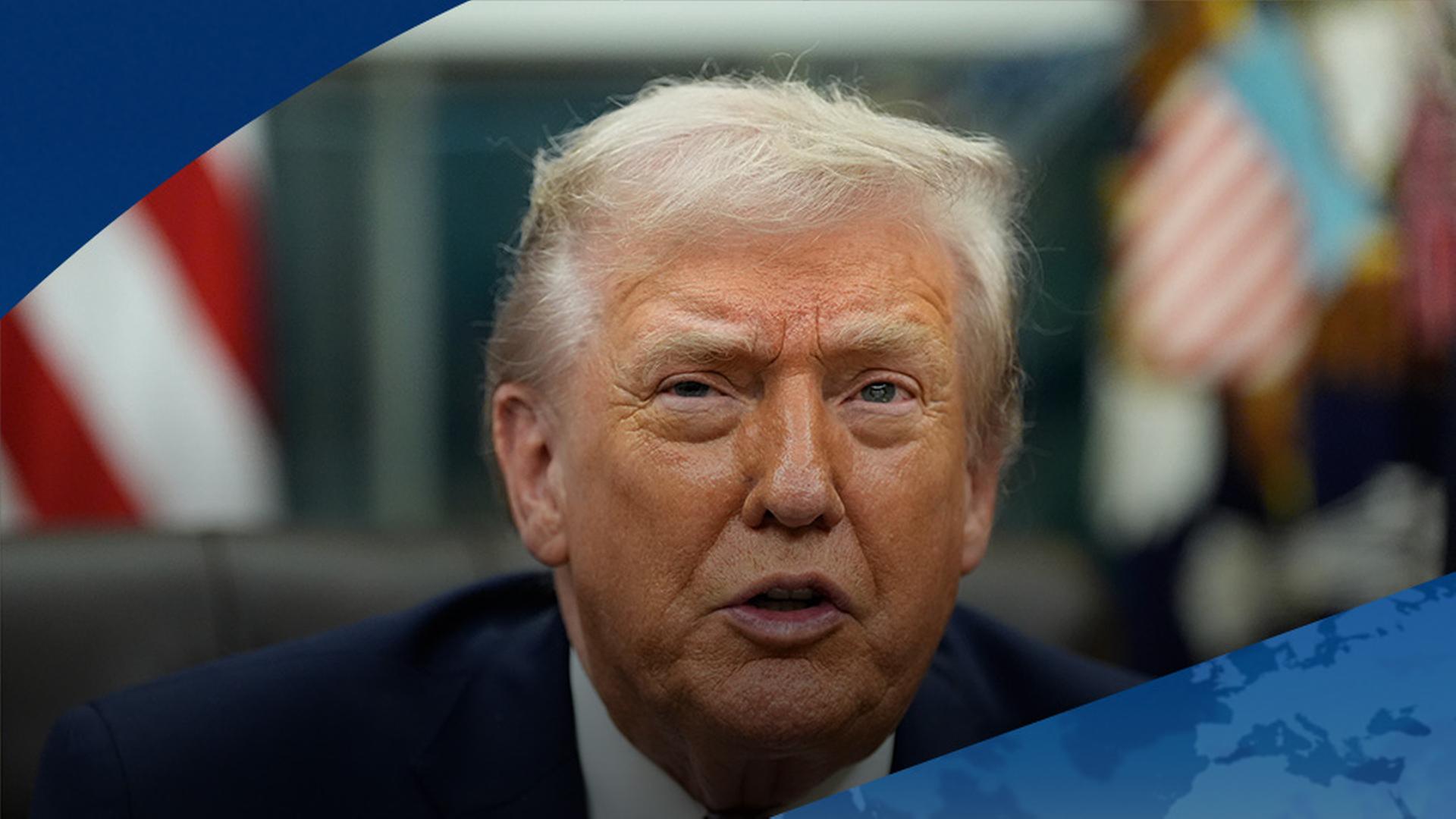 Donald Trump sitzt im Oval Office und erzÃ¤hlt etwas. | AP