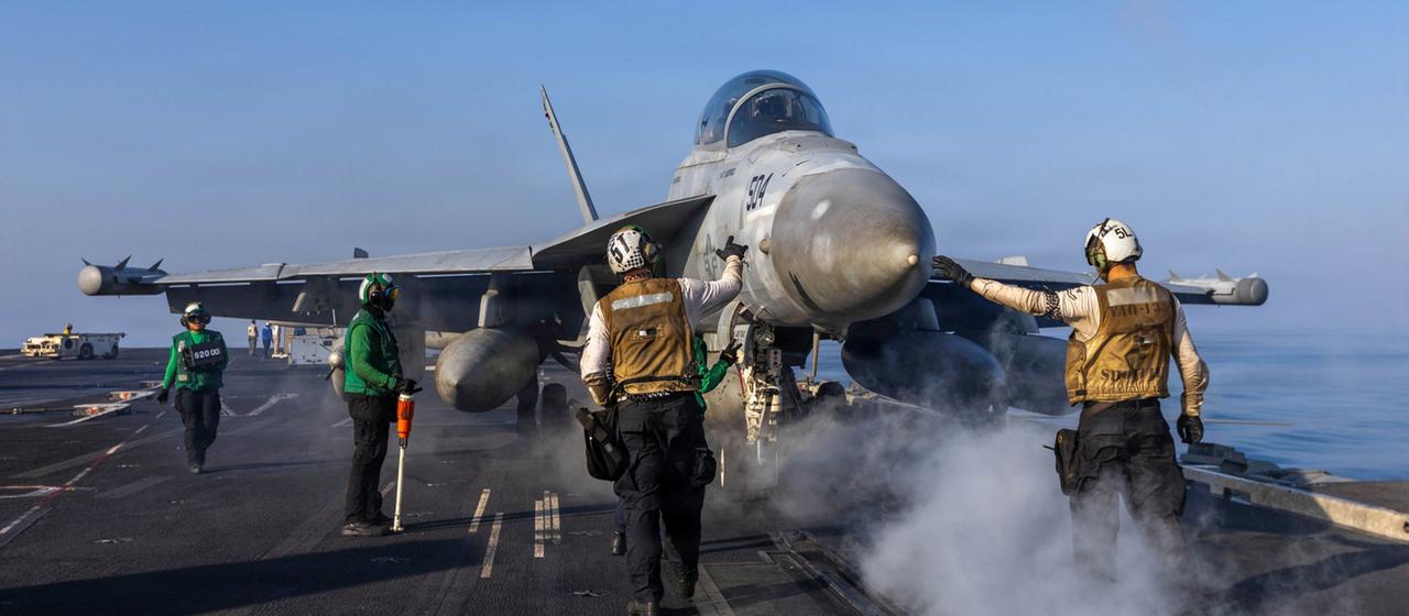 US-Militär bereitet Kampfjet zum Start auf der "USS Abraham Lincoln" vor
