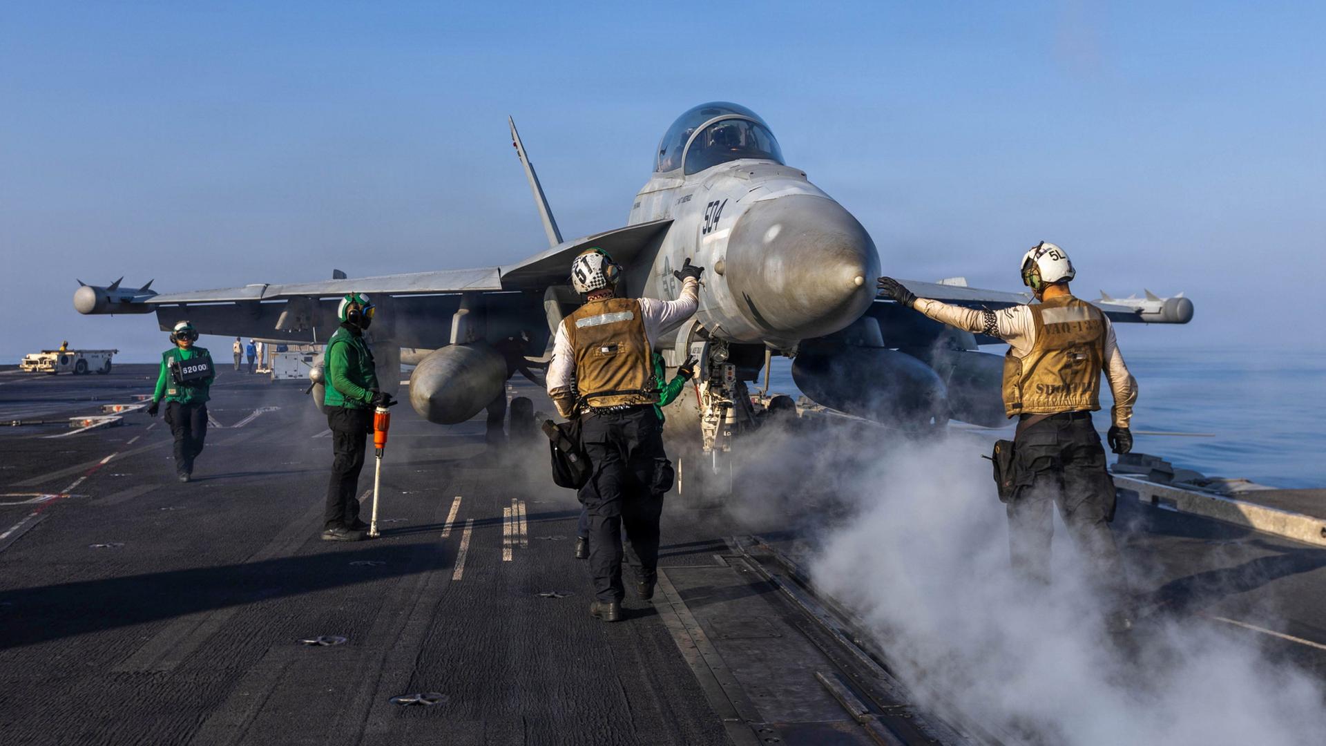 US-Militär bereitet Kampfjet zum Start auf der 