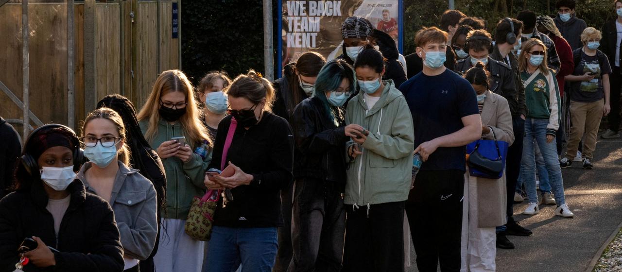 Studierende warten in Canterbury auf eine Impfung gegen Meningokokken.