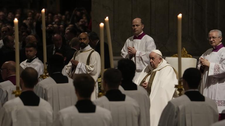 Papst Franziskus während der Christmette im Petersdom
