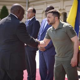 Dieses vom Pressebüro des ukrainischen Präsidenten zur Verfügung gestellte Foto zeigt Wolodymyr Selenskyj (r), Präsident der Ukraine, der Cyril Ramaphosa, Präsident von Südafrika, zu einem Treffen begrüßt.