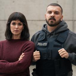 Ein Frau in Zivil und ein Mann in Polizei-Uniform