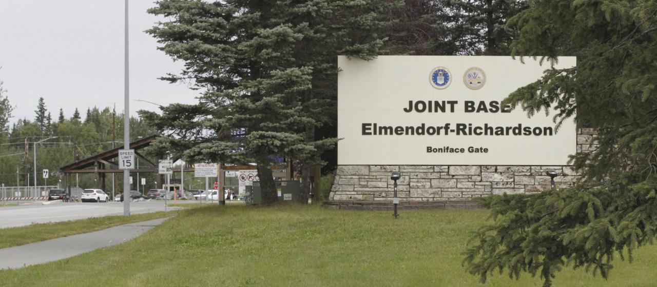 Zufahrt zur Militärbasis Elmendorf-Richardson in Anchorage (USA)