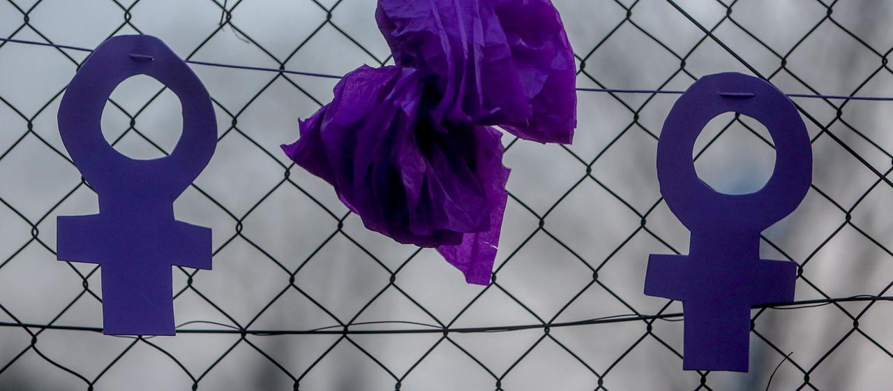  Zwei feministische Symbole hängen an einem Zaun in Madrid, Spanien