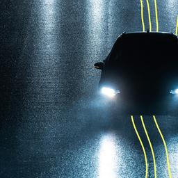 Ein Auto fährt bei Dunkelheit und nasser Fahrbahn auf der Autobahn