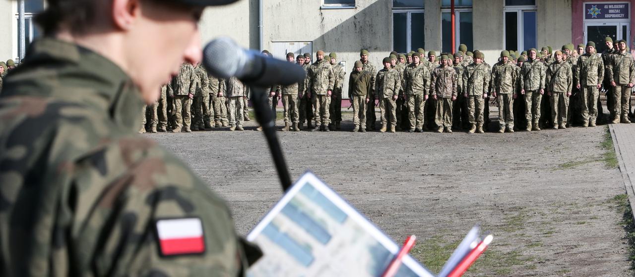 Ukrainische Soldaten nehmen an der Abschlussfeier der Ausbildung durch das Combined Arms Training Command teil. Die Zeremonie wurde von französischen, belgischen, finnischen und polnischen Soldaten besucht.