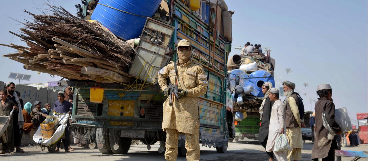 Ein Taliban-Kämpfer steht an der Grenze zu Pakistan Wache. | AFP Ein Taliban-Kämpfer steht an der Grenze zu Pakistan Wache.