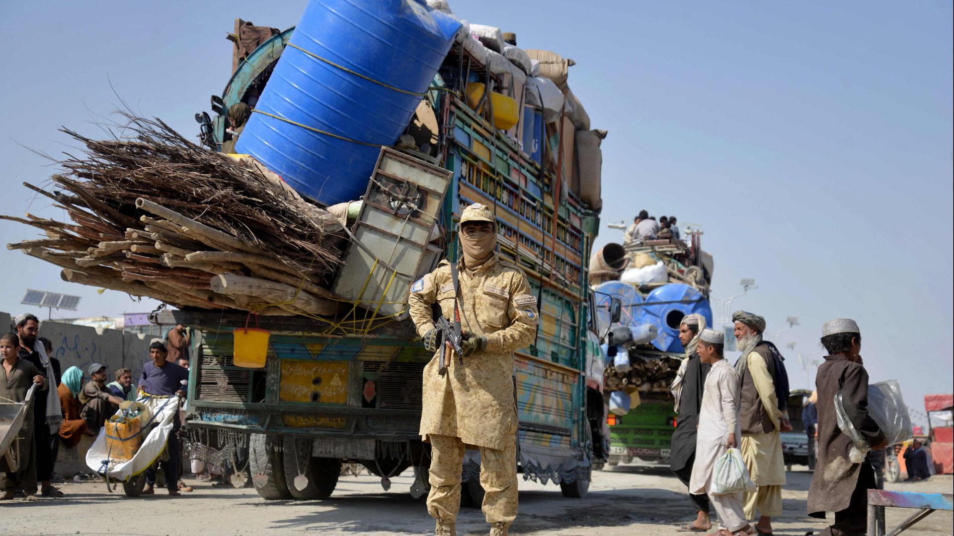 Ein Taliban-Kämpfer steht an der Grenze zu Pakistan Wache. | AFP