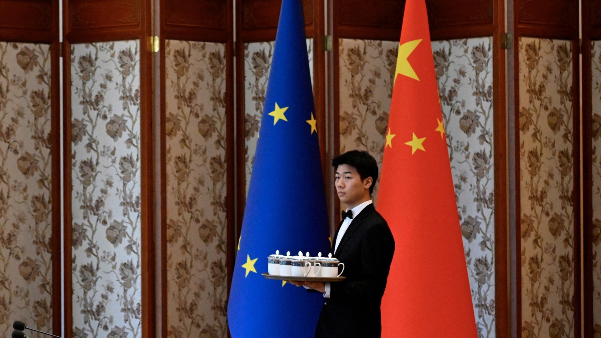 Ein Angestellter bereitet ein Treffen von Vertretern der EU und China in Peking vor | via REUTERS