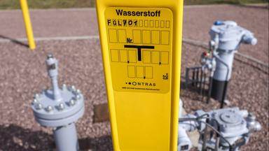 Ein Schild weist auf die neue Wasserstoffleitung am Netzknotenpunkt Milzau hin.