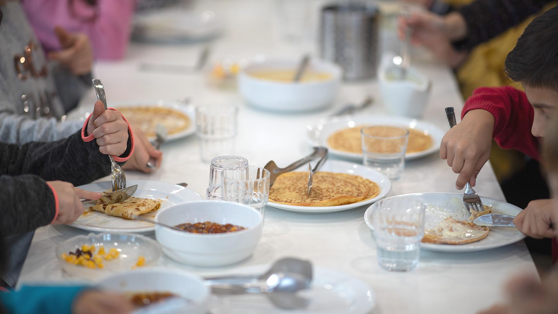 Kinder essen in der Kantine einer Grundschule Mittag. | dpa
