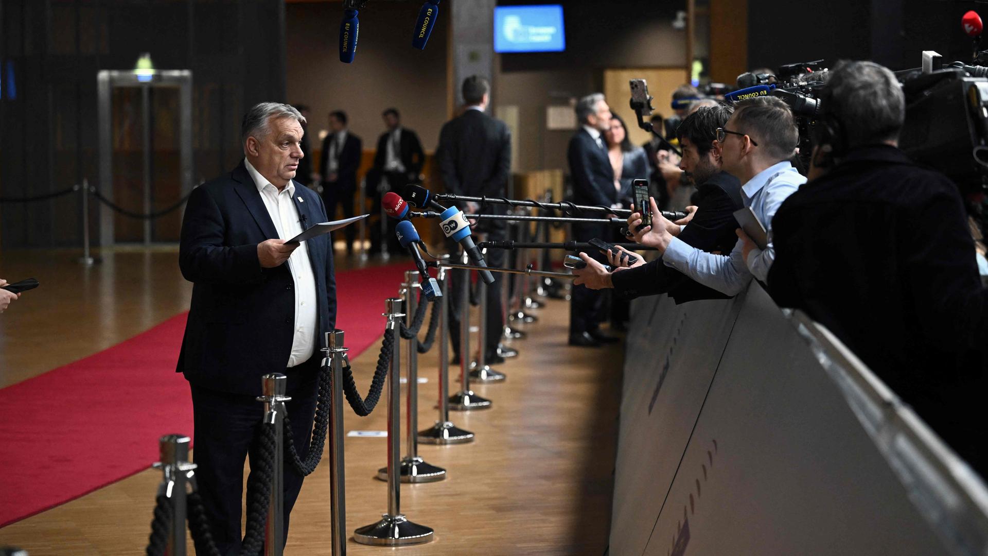 Viktor Orban vor Pressevertretern | AFP