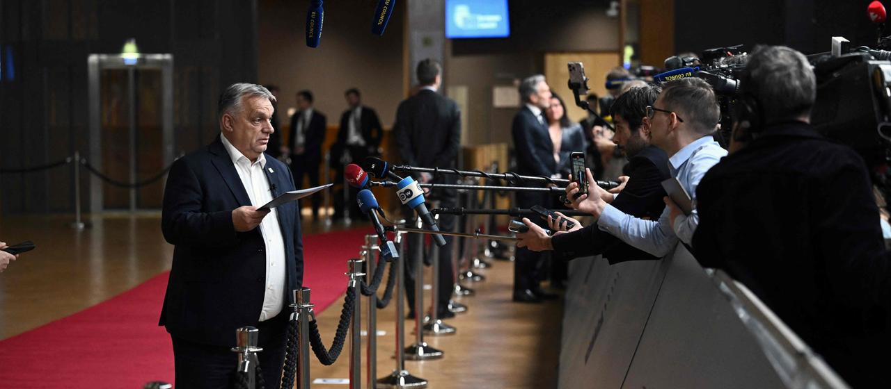 Viktor Orban in front of press representatives