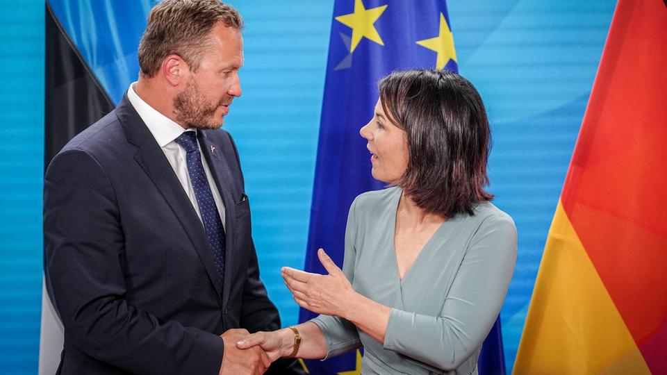 Annalena Baerbock und Margus Tsahkna geben sich nach einem Treffen im Auswärtigen Amt die Hände.