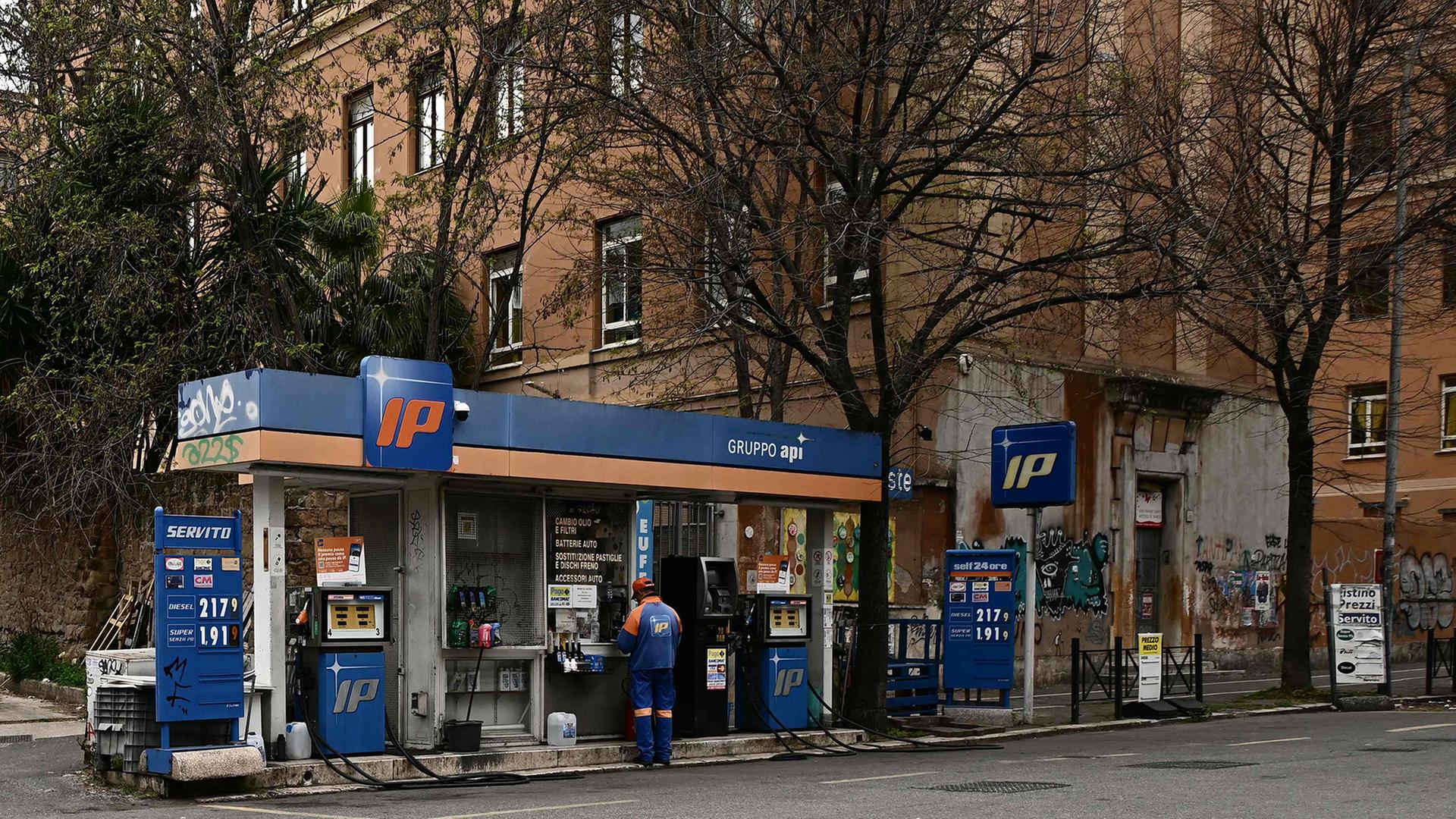 Eine Tankstelle in Rom, Italien. | AFP
