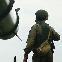 Russische Soldaten bedienen eine Kurzstreckenrakete vom Typ Iskander-M während eines Trainings.