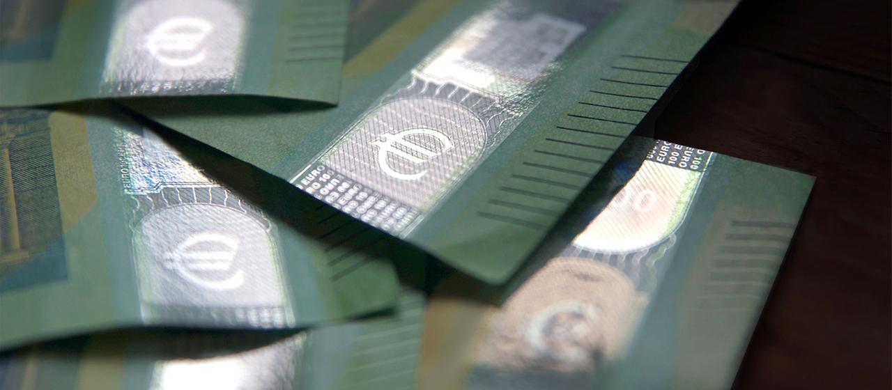 Sicherheitsmerkmale von Euro-Banknoten reflektieren das Sonnenlicht.
