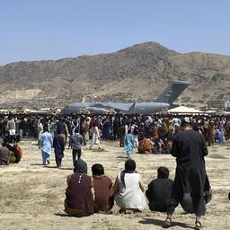 Zahlreiche Menschen versammeln sich in der Nähe eines US-amerikanischen Militärflugzeugs auf dem Gelände des Kabuler Flughafens.