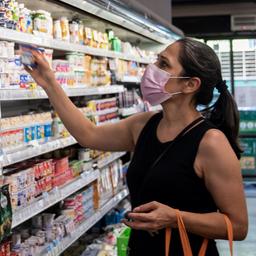 Eine Frau nimmt einen Becher aus einem Kühlregal im Supermarkt in Buenos Aires.