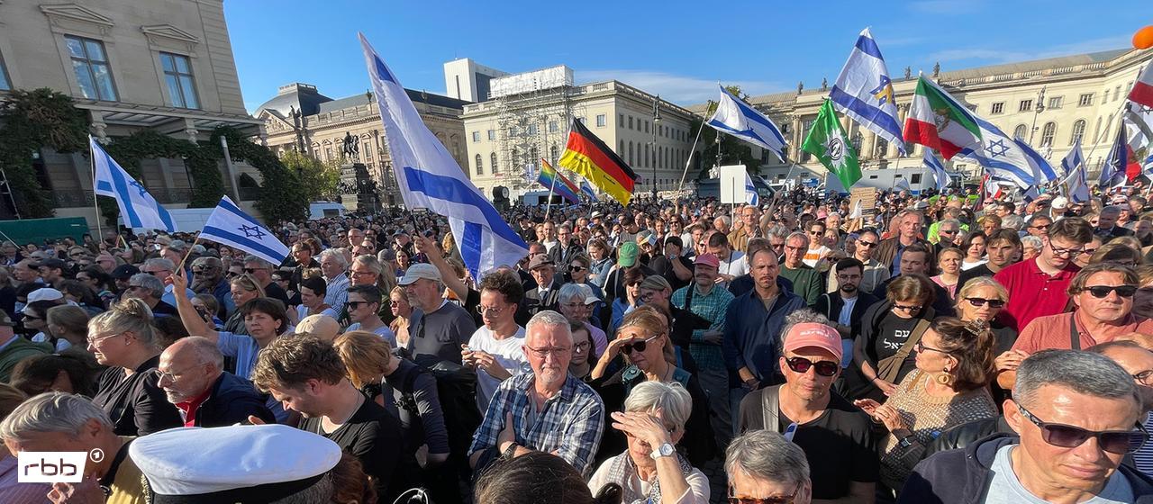 Menschen versammeln sich zum Gedenken an Opfer des Hamas-Angriffs. (Quelle: rbb/Anja Widell)