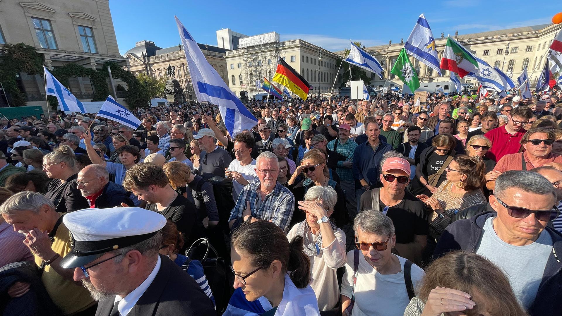 Berlin: Hunderte Menschen gedenken der Opfer des Hamas-Anschlags