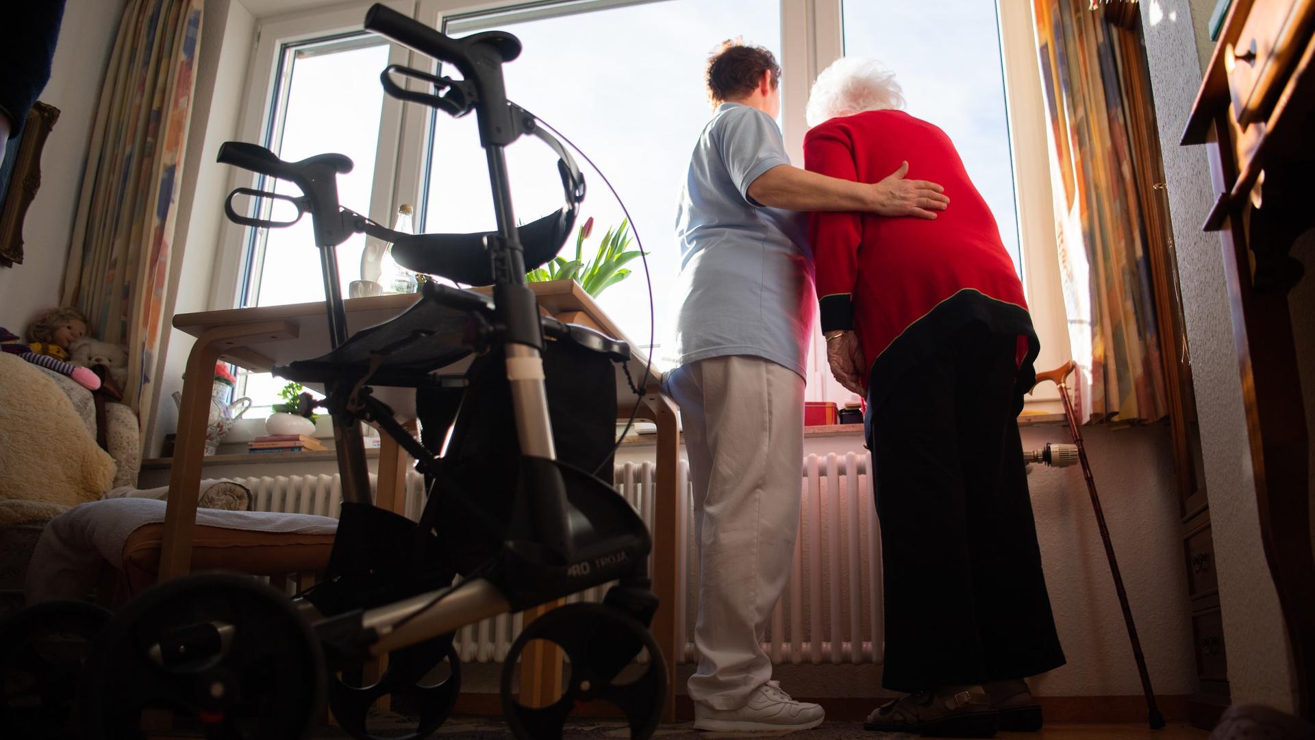 Mitarbeiterin in einem Pflegeheim mit Seniorin | DPA | Tom Weller