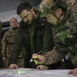 Der ukrainische Präsident Wolodymyr Selenskyj beugt sich mit Militärs bei Kupjansk über eine Karte.