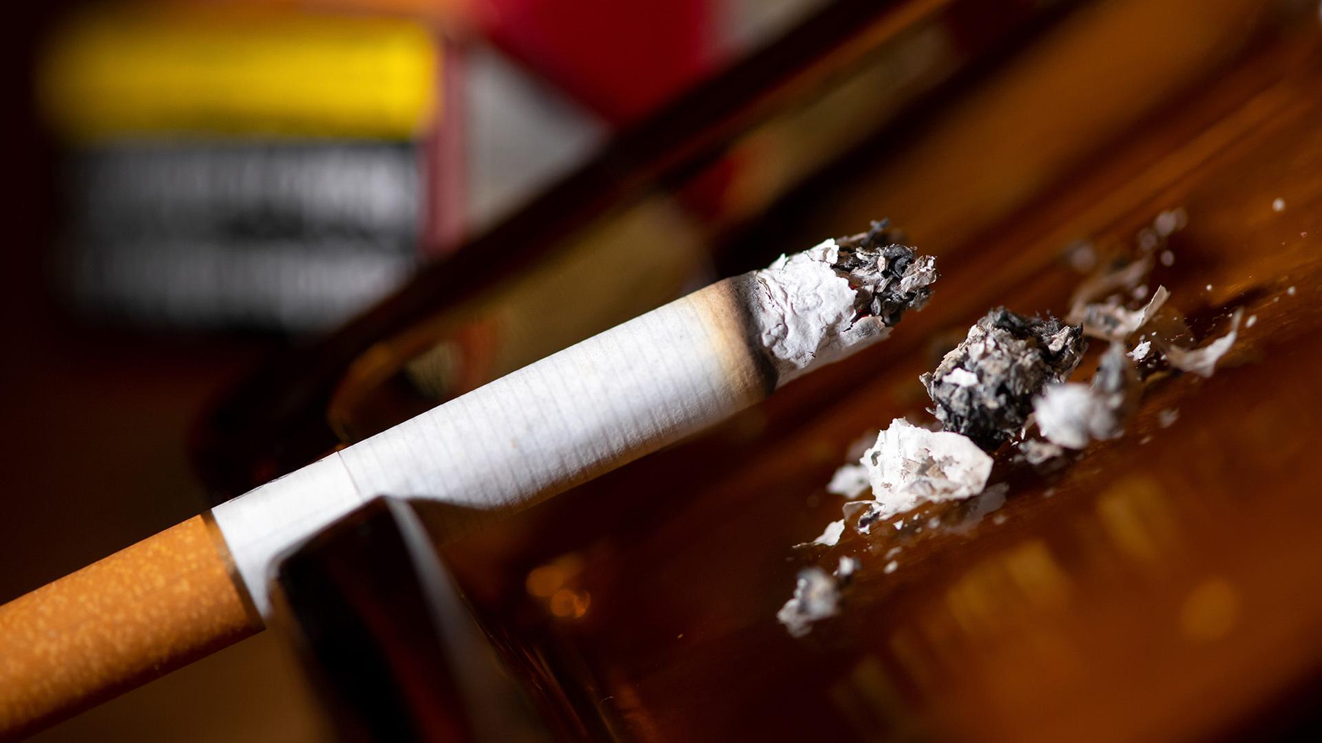 Eine Zigarette liegt in einem Aschenbecher. | picture alliance/dpa